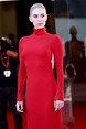 仙到窒息！「白寡婦」凡妮莎柯比亮相威尼斯影展紅毯 每套禮服都驚艷全場 | Vogue Taiwan