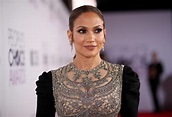 Jennifer Lopez resplendissante dans une robe de soirée à plumes ! (Vidéo)