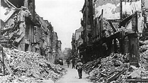 Weltkriegsende 1945: Szene vom 7. April 1945 am Marktplatz Karlsruhe ...