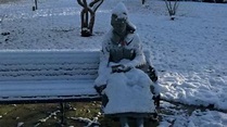 「有人在公園凍僵了！」救護隊趕到一看傻眼…是雕像 | 國際 | 三立新聞網 SETN.COM