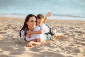Madre e hijo en la playa foto de archivo. Imagen de madre - 121353698