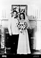 MARILYN MONROE con el primer esposo Jim Dougherty en el día de su boda ...