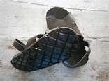 Sandalias hechas de piezas de neumáticos conocidos como YANQUIS (Ojotas)