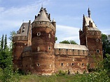 Het kasteel van Beersel. | Belgium travel, Belgium, Castle