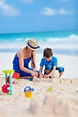 Madre e hijo en la playa imagen de archivo. Imagen de verano - 118647389