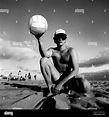 Retrato ambiental clásico en blanco y negro del jugador de voleibol de ...