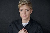 Mae Martin to make their Netflix standup debut - Queer Forty