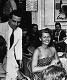 Rita Hayworth a Capri con il principe Alì Khan (seduto accanto a lei ...