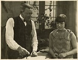 Karl Valentin und Truus van Aalten im Film Der Sonderling, 1929 ...