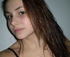 Hot Myspace Girls: Beautiful young girl needs to decorate