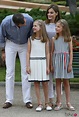 Los Reyes Felipe VI y Letizia se divierten con sus hijas en el posado ...