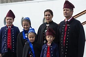 Los condes de Monpezat se visten, junto a sus hijos, con trajes ...