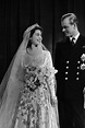 A história por trás do vestido de noiva da Rainha Elizabeth II - Vogue ...