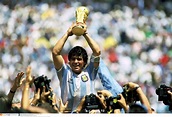 @AFA Diego Maradona con la Copa del Mundo 1986 #9ine | Diego maradona ...
