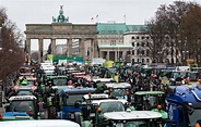 La protesta infiamma. Trattori in marcia su Parigi e Berlino