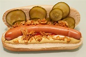 Hot Dogs Wiener Würstchen im Brötchen mit Röstzwiebeln und sauren ...