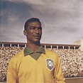 a man standing in front of a stadium full of people wearing yellow ...