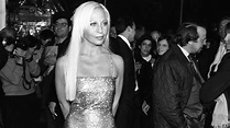 Las 16 veces que Donatella Versace se convirtió en icono de estilo de ...