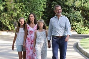 El Rey Felipe, embelesado con Letizia y sus hijas, Leonor y Sofía en ...