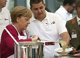 Merkel visita un centro de emergencia y prueba la sopa de patata en la ...