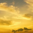 Un cielo amarillo con nubes y un fondo de puesta de sol | Foto Premium