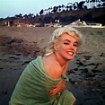 Beautiful Marilyn Monroe in a Green Towel on Santa Monica Beach in 1962 ...