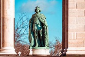 Statua Di Louis I Dell'ungheria Nella Piazza Degli Eroi. Ungheria ...