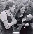 Peter Gabriel, Jill Moore and their daughter Anna-Marie, 1974 : r ...