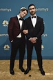 Brett Goldstein y Phil Dunster en la alfombra roja de los Emmy 2022 ...