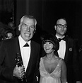 Lee Marvin con su Oscar, y Michelle Triola | 38th Academy Awards ...