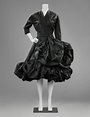 Black taffeta cocktail dress designed by Balenciaga, 1951. | Estilo de ...