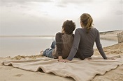 Madre E Hijo Sentados En La Playa Foto | Descarga Gratuita HD Imagen de ...