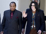 10 años después, las figuras alrededor de Michael Jackson | AP News