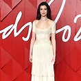 Anne Hathaway llevó un accesorio en el cabello de Versace y el peinado ...