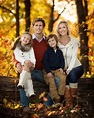 family pose | Family picture poses, Fall family portraits, Family ...