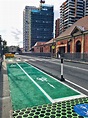 Instalación de defensas de carriles bici estrechos en Sídney, Australia ...