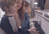 Shakira canta y toca el piano con sus hijos en “Acróstico”, su nuevo y ...