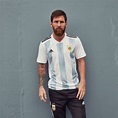 Lionel Messi presentó la nueva camiseta de la selección argentina