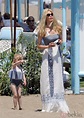 Claudia Schiffer con su hija Cosima Violet en la playa de Marbella ...