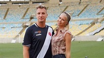 Fora de jogo do Vasco, Maxi López posa com a namorada sueca no Maracanã