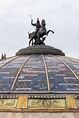 Moscú, Rusia - 12 De Octubre De 2019: Estatua De Cobre De San Jorge El ...