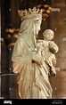 Una Virgen y el Niño del siglo xiv estatua en la catedral de Notre Dame ...