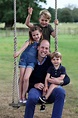 Guillermo de Inglaterra posa con sus tres hijos con motivo de su 38 ...