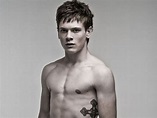 MALE CELEBRITIES: Jack O'connell shirtless drinking it up hot picture
