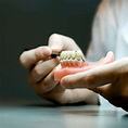 認識傳統活動假牙類型（傳統式、吸附式、彈性軟床）差異及配戴時常見問題｜樂庭牙醫
