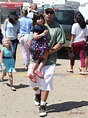 Adam Sandler con su hija en brazos