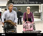 Annie Lennox kommt am Los Angeles International Airport (LAX) auf einem ...