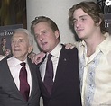 Kirk Douglas, Michael Douglas et son fils Cameron à New York en 2003 ...