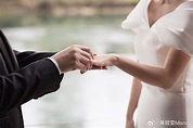 組圖：恭喜！TVB花旦黃智雯宣佈結婚 為老公整理領帶笑容甜蜜 - 新浪香港