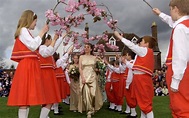 May Queen crowned | Ten British May Day traditions, in pictures - Expat